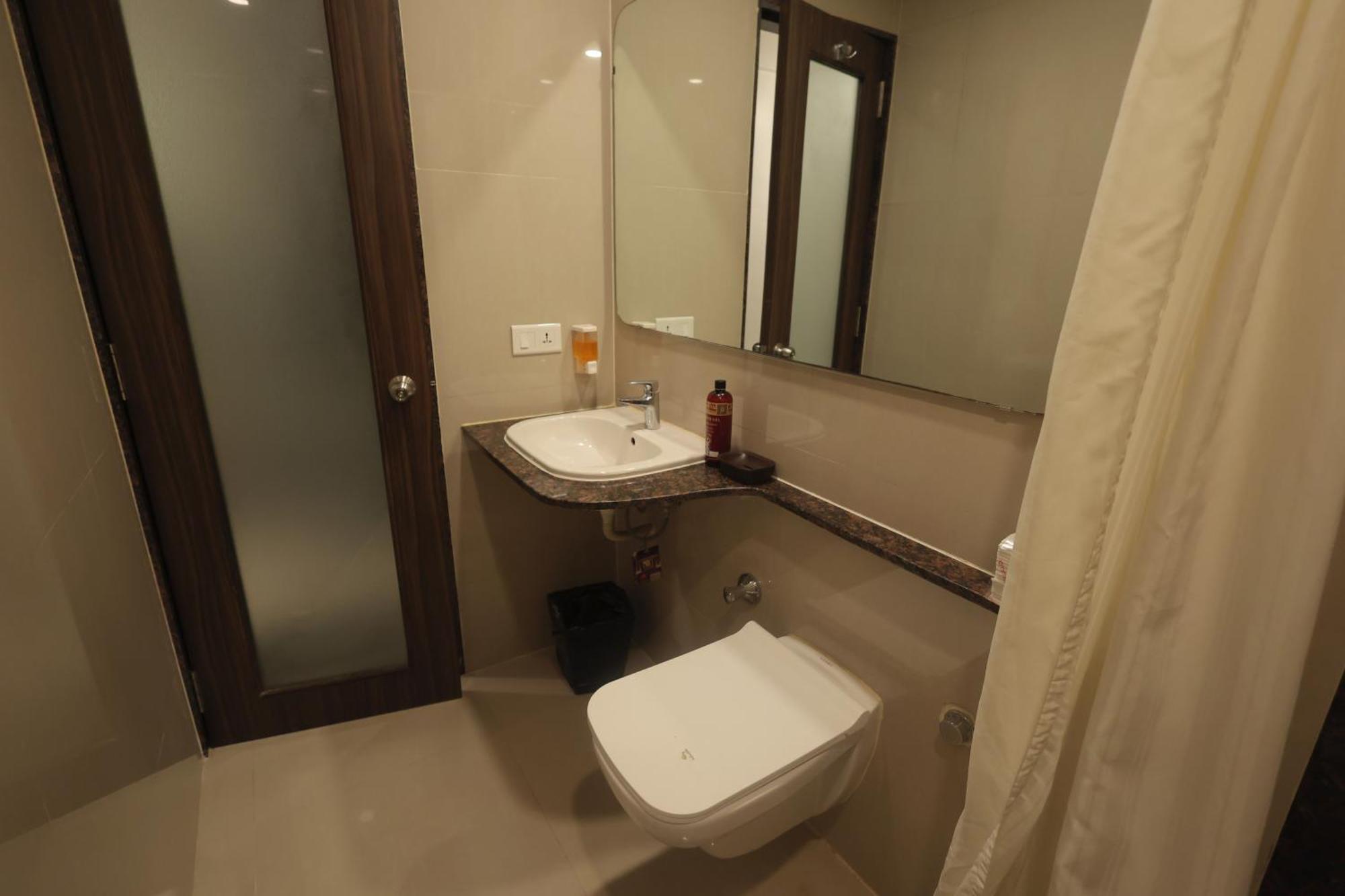Hotel Vetro Inn Сурат Екстер'єр фото